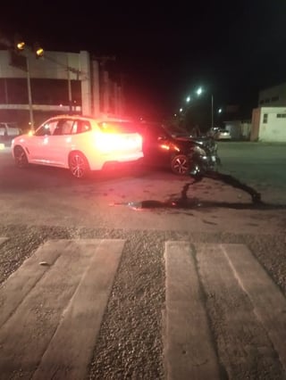 De madrugada, alcoholizado conductor provoca choque en el bulevar Revolución de Torreón.