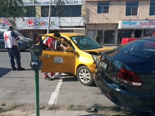 El taxi chocó la parte posterior de un vehículo estacionado.