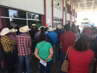 Se manifiestan ejidatarios en las oficinas de la Conagua de Torreón, hacen llamado urgente a presidente de la República por crisis del agua.
