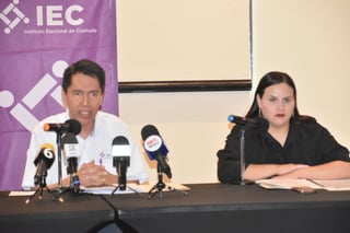 Consejeros Juan Carlos Cisneros Ruiz y Madeleine Iveth Figueroa Gámez, de Organización Política y de Quejas y denuncias. (Foto: SERGIO A. RODRÍGUEZ / EL SIGLO COAHUILA)