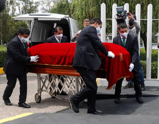 Al filo de las 15:15 minutos la carroza con el ataúd del ex mandatario mexicano llegó a la funeraria. (EFE)