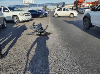 El hombre lesionado tripulaba una motocicleta de la marca Italika en color negro cuando ocurrió el accidente. (EL SIGLO DE TORREÓN)