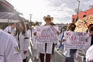 Médicos y médicas en formación de la UAdeC marcharon ayer tras el asesinato del joven pasante Eric Andrade, en Durango. (ÉRICK SOTOMAYOR)