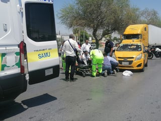 El accidente ocurrió alrededor de las 12:30 horas de ayer sobre los carriles centrales de circulación del bulevar Ejército Mexicano. (EL SIGLO DE TORREÓN)