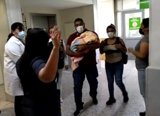 Se movilizan autoridades por intercambio de recien nacidas en la Clínica 18 del IMSS de Torreón. Se detalló que personal accidentalmente intercambió una cobija de las recién nacidas al momento de prepararlas para entregarlas a sus familiares.