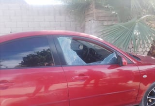 Los dos sujetos lograron quebrar uno de los vidrios de la unidad con una piedra que quedó al interior del vehículo.