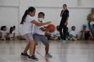 Durante el curso, los niños adquirieron conocimientos básicos para las prácticas del futbol, atletismo, basquetbol y natación, entre otras. (EL SIGLO DE TORREÓN)