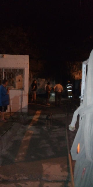 El fuego se generó en el exterior de una bodega en Villa Nazareno.
