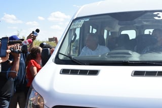 Abandona. Discreto, sin vehículos oficiales y en un transporte rentado llegó y se fue de la mina el presidente López Obrador. (EL SIGLO DE TORREÓN)