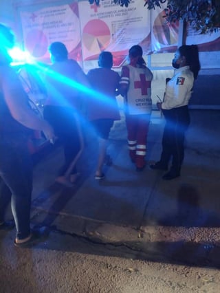 Oficiales de Tránsito y Vialidad trasladaron a una mujer hasta la Cruz Roja de Torreón.