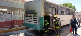 Los hechos ocurrieron en el sector Alianza de Torreón, cuando el chofer se percató del fuego en la parte posterior del autobús.