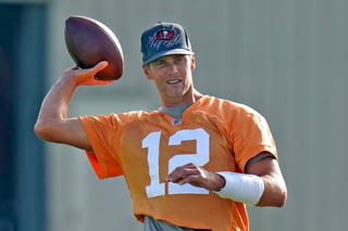 El quarterback de los Buccaneers de Tampa Bay Tom Brady lanza un pase durante un entrenamiento, el el 28 de julio de 2022 en Tampa, Florida. (AP Foto/Chris O'Meara)


