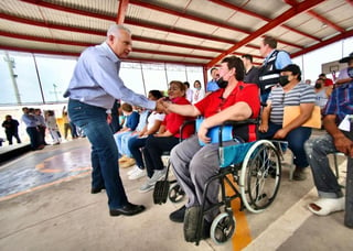 Alcalde de Torreón entrega aparatos ortopédicos en colonia Pedregal del Valle. (EL SIGLO DE TORREÓN)