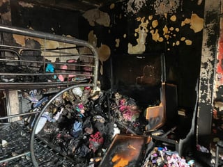 El humo y el fuego lograron expandirse por toda la vivienda dañando diversos muebles y ropa.