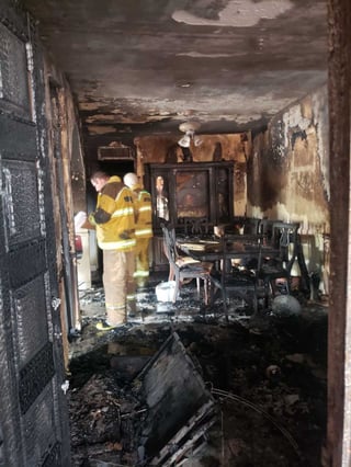 El incendio consumió los muebles de tres habitaciones, así como un carro que se encontraba en la cochera.