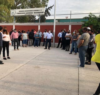 Este martes docentes de la escuela secundaria general No. 7 'Francisco González Bocanegra' de la colonia Fidel Velázquez de Torreón realizaron un plantón. (Foto: ANGÉLICA SANDOVAL / EL SIGLO DE TORREÓN)