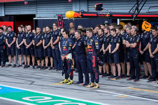 Este viernes durante el primer entrenamiento libre del Gran Premio de Italia, los equipos de F1 guardaron un minuto de silencio en homenaje a la fallecida reina Isabel II. (FOTO: AP)
