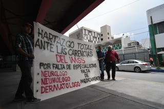 El pasado 25 de julio trabajadores de las acciones 147 y 288 del Sindicato Nacional Democrático realizaron una protesta al exterior del Hospital General de zona número siete. (Foto: SERGIO A. RODRÍGUEZ / EL SIGLO COAHUILA)