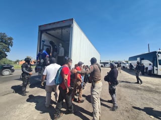 En Piedras Negras se ubicó un tráiler sobre la carretera federal 57, en el interior de la caja fueron localizadas 64 personas migrantes.