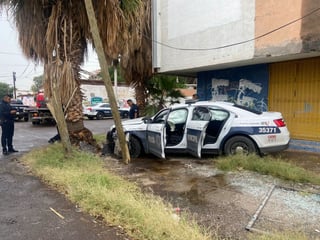 Elementos de la DSPM sufren accidente en calles de la colonia Moderna de Torreón.