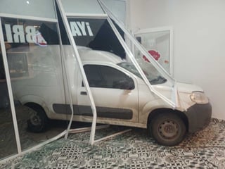 El vehículo terminó dentro de la pastelería tras derribar la fachada de cristal.