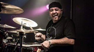 Muere en pleno concierto Bin Valencia, exbaterista de banda de heavy metal
