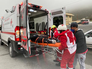 José recibió atención médica a cargo de paramédicos de Cruz Roja Saltillo. (EL SIGLO COAHUILA)