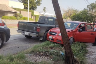 Se impactan auto y camioneta en Torreón