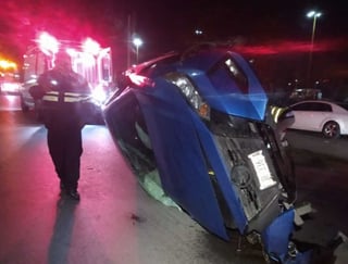 El vehículo involucrado en el aparatoso accidente es de la marca Nissan, línea Sentra color azul, de reciente modelo. (EL SIGLO DE TORREÓN)