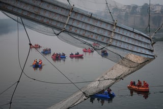 Elevan a más de 130 los muertos tras el desplome de un puente en la India