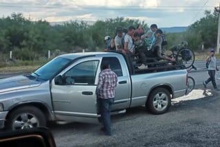 Localiza INM a 72 migrantes viajaban en caravana por el estado de Coahuila. (EL SIGLO DE TORREÓN)