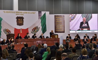 La iniciativa propone reformar los Artículos 116 y 122 de la Constitución Política, para reducir el número de integrantes de los Congresos Locales. (ARCHIVO)