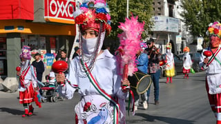 Con una colorida vestimenta, los danzantes recibieron la bendición, junto a familiares y amigos. (VERÓNICA RIVERA / EL SIGLO DE TORREÓN)