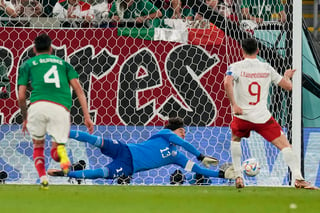 Guillermo Ochoa evita la derrota de México en su debut contra Polonia en el Mundial