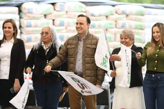 Manolo Jiménez anunció la llegada de programas sociales como La Mera Mera Mejorada, techos, cemento, pintura e impermeabilizante.