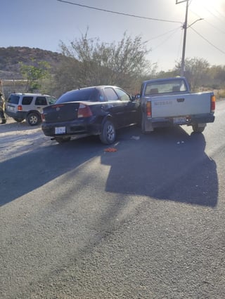 Una camioneta Nissan le cerró el paso a un automóvil Chevrolet Corsa en la zona rural de Lerdo.