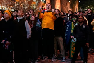 Miles de australianos salen a celebrar a las calles el pase de los 'Socceroos' a octavos en Qatar 2022