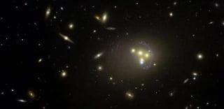 La luz intracumular proviene de estrellas en cúmulos que no están unidas gravitacionalmente a ninguna galaxia. (EFE)