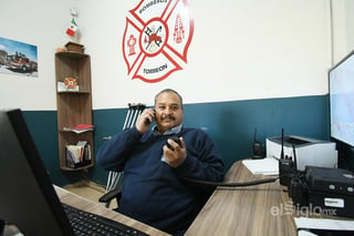 José Francisco Chacón Olivarez, es radio operador en la estación central de Bomberos en el municipio de Torreón. (Foto: FERNANDO COMPEÁN/ EL SIGLO DE TORREÓN)