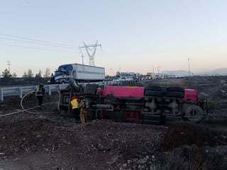 Vuelca pipa  cargada con diésel en la carretera libre Saltillo – Monterrey