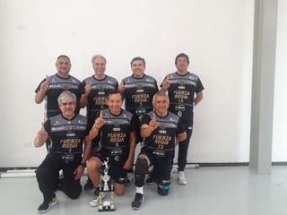 Los neoleoneses de Fuerza Regia Negra se llevaron el campeonato de la categoría mayor, la de jugadores superiores a 60 años. (Especial)
