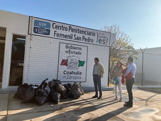Llevan artículos de higiene personal y cobijas a internas del Cereso de San Pedro