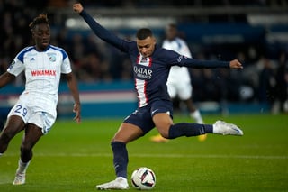 Kylian Mbappe del Paris Saint-Germain dispara el balón durante el encuentro ante el Strasbourg de la liga francesa el miércoles 28 de diciembre del 2022. (AP Foto/Thibault Camus)


