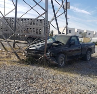 El conductor de la camioneta perdió el control del volante y salió del camino para finalmente impactarse contra la torre de metal.