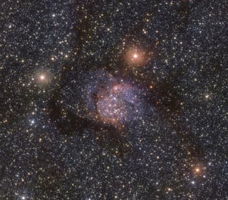Las imágenes publicadas por el ESO permiten apreciar 'una miríada de estrellas' detrás del tenue resplandor naranja de la nebulosa Sh2-54. (EFE)