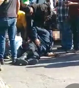 El director operativo de la Policía Municipal, Héctor Alba, aseguró que los policías heridos traen chaleco balístico. En la imagen no se nota el abultamiento bajo la ropa de ningún chaleco.