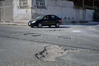 El pavimento de esta parte de la ciudad suele tener muchos baches debido a la circulación de vehículos de carga. (EDIE RUIZ)