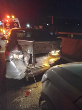 La camioneta se impactó en la parte trasera de un auto particular en la parte alta del puente San Ignacio de Gómez Palacio.