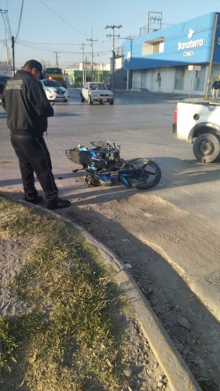El motociclista se impactó contra uno de los costados del vehículo sedán que no respetó la preferencia.