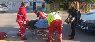 El joven motociclista terminó en el pavimento tras el impacto; fue auxiliado por paramédicos de la Cruz Roja.